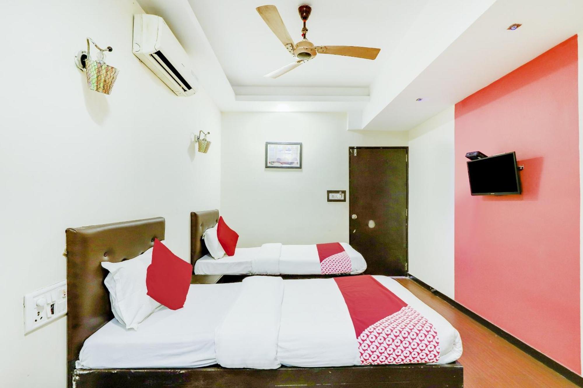 Oyo Hotel Dash Vadodara Exterior foto